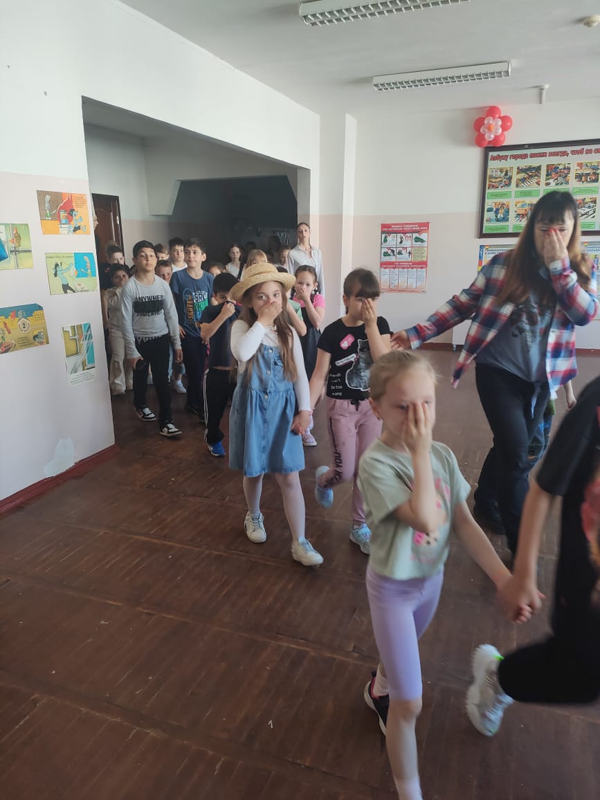 Практическая тренировка по эвакуации людей при возникновении пожара в летних лагерях.